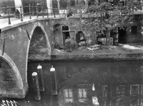 832414 Gezicht op de werfkelder van het huis Oudegracht 264 te Utrecht, met links een deel van de Weesbrug.
